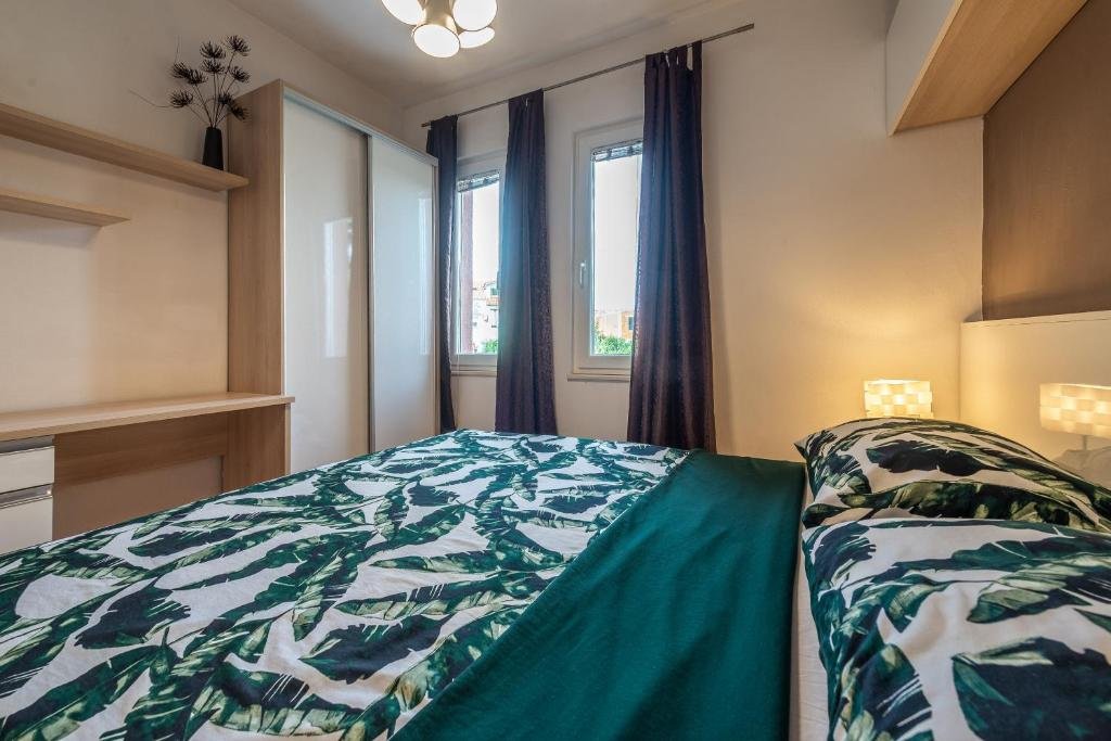 Second bedroom with green botanical bedding